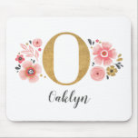 Mousepad Girly Pink Monograma<br><div class="desc">Uma bela e feminina pastilha floral cor-de-rosa, revestida de flores cor-de-rosa e com uma letra fofa monográfica dourada O. Personalize a pastilha do rato adicionando o seu nome por baixo do monograma. Faz um presente divertido para um amigo ou para uma dama de damas de honra. Projetado para você pelo...</div>