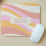 Mousepad Girly Retro Vintage Wave Abstrato Trendy Feminine<br><div class="desc">Girly Retro Vintage Wave Personalised Name Mousepads Mouses pads apresenta uma onda retrorativa em tons de rosa,  laranja e branco com uma sobreposição do seu nome personalizado. Presente perfeito para ela no Natal,  aniversário,  feriados,  escola,  trabalho,  faculdade e muito mais. Concebido por © Evco Studio www.zazzle.com/store/evcostudio</div>