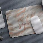 Mousepad Girly rosa dourado marble marble elegant script na<br><div class="desc">Cinza rosa dourada-goma-gema moderna marmoreada com bordas da gliteria mousepad com o nome personalizado do script de caligrafia de tendência. O          pode ser um aniversário perfeito,  16 anos,  formatura escolar,  ou presente de Natal para ela.</div>
