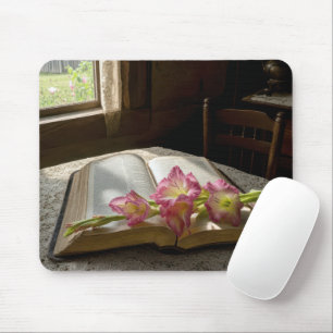Mousepad Gladiolus Rosa sobre uma Bíblia Sagrada Aberta