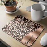 Mousepad Glam Faux Foil Leopard Spots Rosa Dourado Nome Neg<br><div class="desc">Esta design apresenta um padrão de mancha-leopardo metálica rosa de ouro-chic em um fundo preto à esquerda, e uma imagem de folha falsa de ouro rosa à direita na forma de uma onda coberta por uma lamparina de ouro rosa. Personalize-o com seu nome ou monograma em uma fonte de pincel...</div>