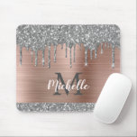Mousepad Glitter prateado gota a rosa monograma metálico<br><div class="desc">A cinza cintilante prateada moderna goteja o nome e monograma do mouse. Este design apresenta cinza prateada (cinza) brilho brilho pingado no fundo cor-de-rosa dourado com metal escovado personalizado, com modelo de texto inicial e nome personalizado personalizado. Presente feminino perfeito. Por favor, note que esta design é um efeito fotográfico...</div>
