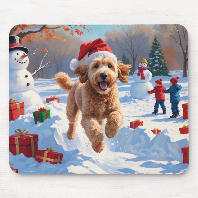 Mousepad Goldendoodle correndo em neve com chapéu de Natal (Frente)