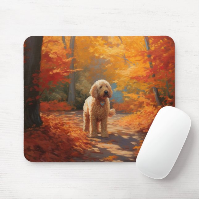 Mousepad Goldendoodle nas Folhas de Outono Caídas Inspira (Com mouse)