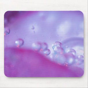 Mousepad Gotas de orvalho em pétala de flor abstrata. Crédi