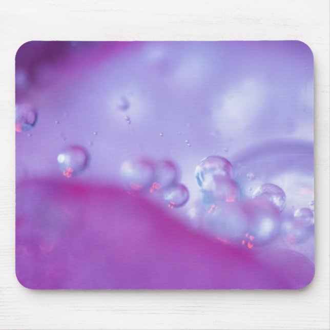 Mousepad Gotas de orvalho em pétala de flor abstrata. Crédi (Frente)