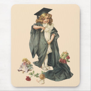 Mousepad Graduação Antiga, Menina Vestindo um Chapéu e Toga