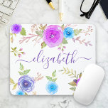 Mousepad Gráfico de monograma de cor da água floral roxa-ch<br><div class="desc">Flores de aquarela azul-turquesa, roxa, rosa e azulada, e tipografia de script do cassis roxa-escura sobrepõem um fundo branco neste lindo, rústico, romântico, nome personalizado floral antigo mousepad. Adicione seu nome para personalizar. Faz uma declaração de chic e na moda cada vez que você a usa. Um presente de excelente...</div>