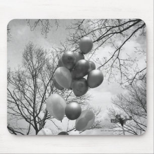 Mousepad Grupo dos balões do baixo ângulo fora B&W