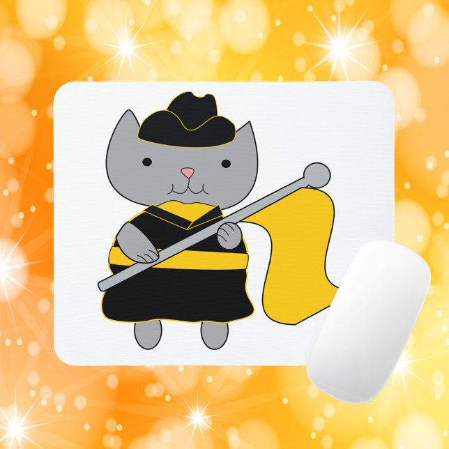 Mousepad Guarda de Cores Gatinho Fofo Preto e Amarelo (A mouse pad featuring a gray cat wearing a black and yellow color guard uniform.)