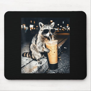 Mousepad Guaxinim engraçado bebendo café gelado 