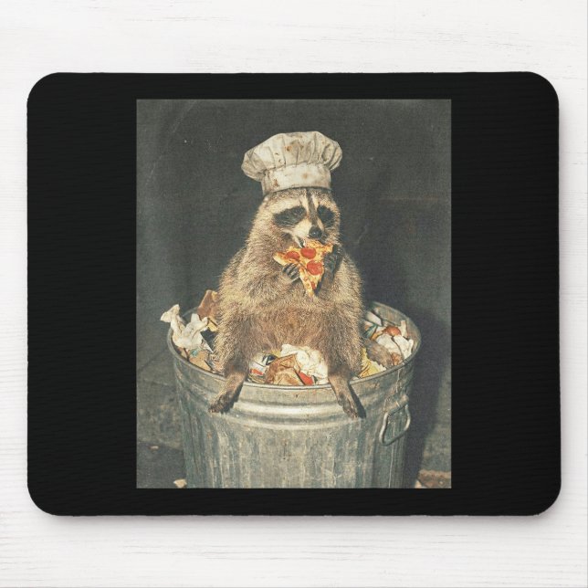 Mousepad Guaxinim engraçado retrô chef comendo pizza no lix (Frente)
