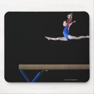 Mousepad Gymnast (9-10) que pula no feixe de equilíbrio 2