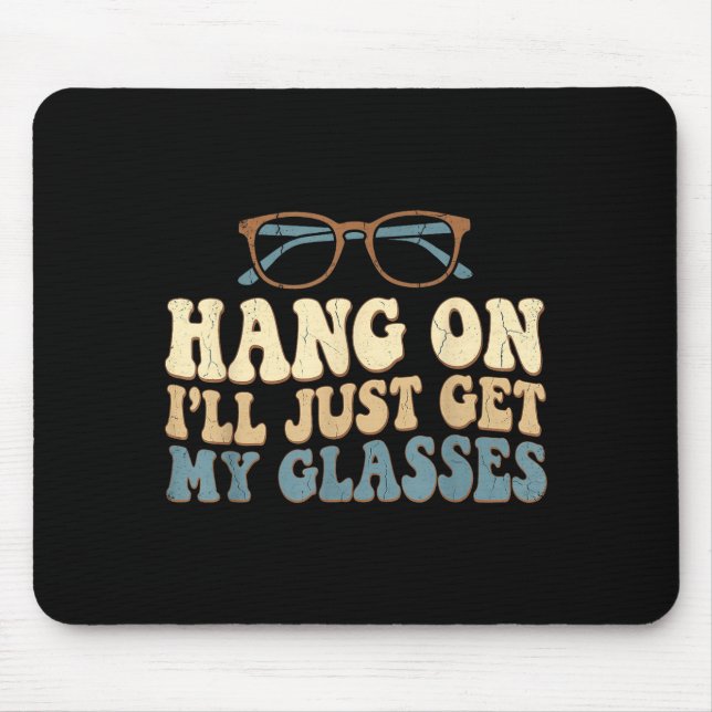 Mousepad Hang On I’ll Just Get My Gles Funny Saying  (Frente)
