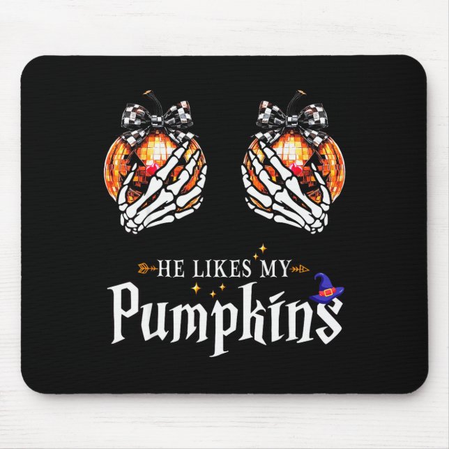 Mousepad He Likes My Pumpkins Skeleton Hand Halloween Coupl (Frente)
