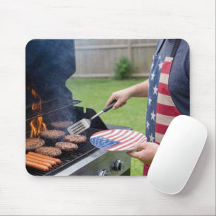 Mousepad Homem Grelhando Hambúrgueres e Cachorros Quentes