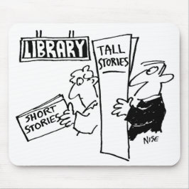 Mousepad Homens lendo livros na biblioteca