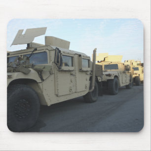 Mousepad Humvees sentam-se no píer da cidade de Morehead