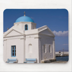Mousepad Igreja branca na praia perto do Mar Egeu em