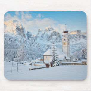 Mousepad Igreja coberta de neve com fundo de montanha