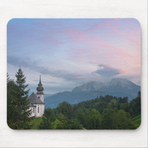 Mousepad Igreja com montanhas alpinas no pôr do sol