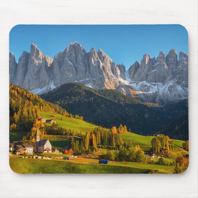 Mousepad Igreja e aldeia com paisagem montanhosa (Frente)