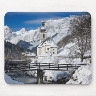 Mousepad Igreja na neve com montanhas alpes
