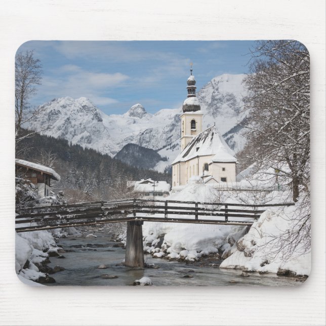 Mousepad Igreja na neve com montanhas alpinas no inverno (Frente)