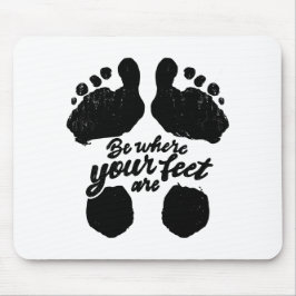 Mousepad Impressão de "Estar onde estão seus pés" preto e b