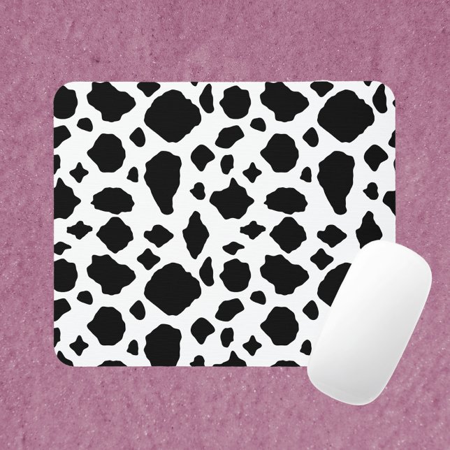 Mousepad Impressão de Vaca Preto e Branco (A mouse pad with a black and white cow print pattern.)