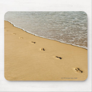 Mousepad Impressões do pé na areia com onda