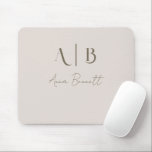 Mousepad Iniciais de Monograma Personalizado Moderno Nome b<br><div class="desc">Matt moderno de rato personalizado, em bege claro, com nome e iniciais. Personalize com as iniciais e o nome para criar o seu mouse personalizado.</div>