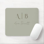 Mousepad Iniciais de Monograma Personalizado Moderno Nome S<br><div class="desc">Matt moderno do rato personalizado em sábio empoeirado com nome e iniciais. Personalize com as iniciais e o nome para criar o seu mouse personalizado.</div>