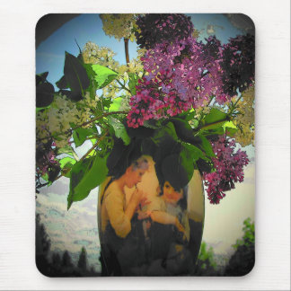 Mousepad Irmã toca flauta sob as lilases em vaso