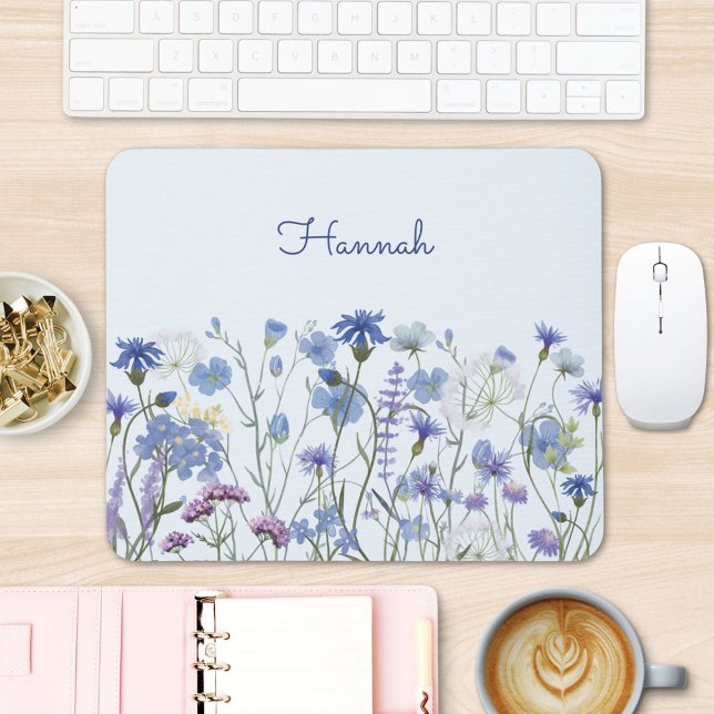 Mousepad Jardim de Flores Silvestres Aquarela Azul Monogram (In situ office desk)