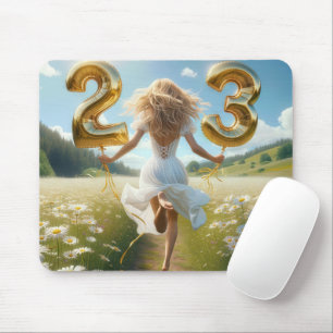 Mousepad Jovem Mulher Correndo Com Balões De Aniversário