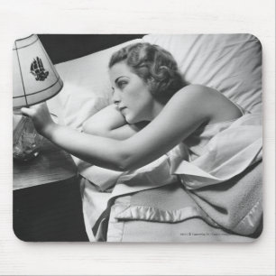 Mousepad Jovem mulher que encontra-se na cama que desliga a