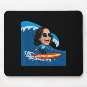 Mousepad Kamala Harris Andando No Surfboard Numa Onda Azul