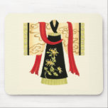 Mousepad Kimono japonês tradicional com Impressão floral<br><div class="desc">Nancy Slocum criou esta charmosa impressão de um tradicional Kimono japonês com uma faixa vermelha profunda. O fundo do quimono é preto com um adorável impressão floral. Dê isto como presente,  ou compre-o para si mesmo!</div>