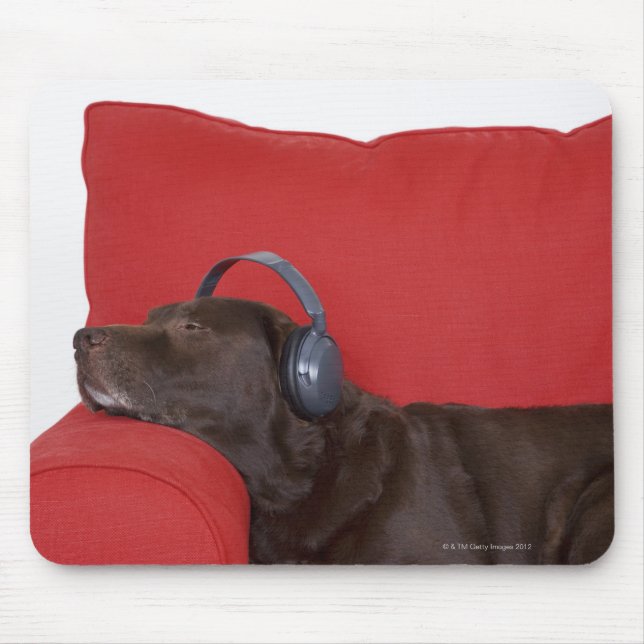 Mousepad Labrador vestindo fones de ouvido no sofá (Frente)