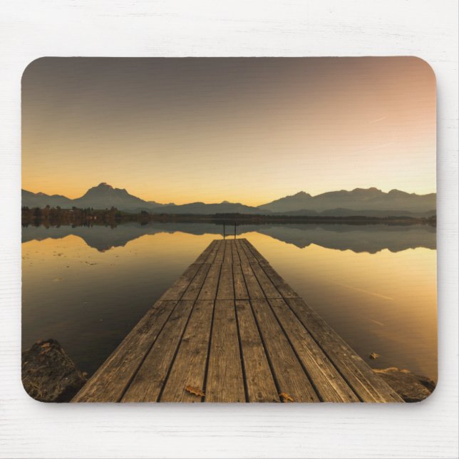 Mousepad Lago Hopfen com um molhe & as montanhas dos cumes (Frente)