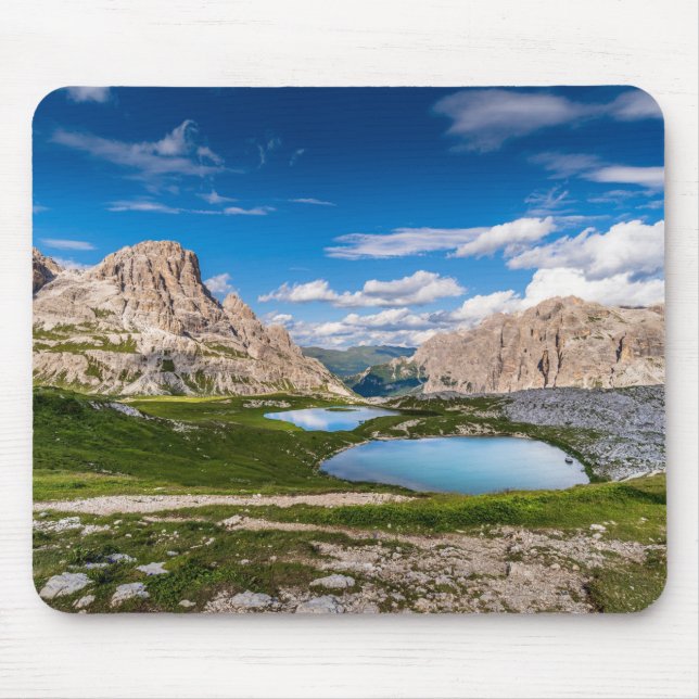 Mousepad Lago No Meio De Montanhas Sob Céu Azul (Frente)