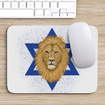 Mousepad Leão Moderno de Judah. Estrela de Davi<br><div class="desc">Este moderno e estilizado mouse apresenta um leão pintado manualmente de Judah,  com a Estrela de David ao fundo. Um design de plástico azul texturizado sobre o branco adiciona uma aparência granulada. * Trabalho de arte criado exclusivamente por Impressões Tracey Khalei / Orabella.</div>