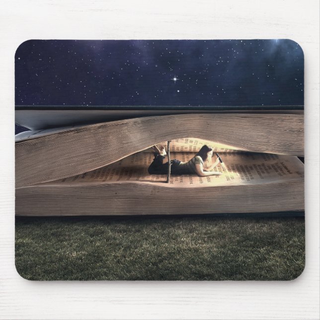 Mousepad Leitura da mulher dentro do livro na noite (Frente)