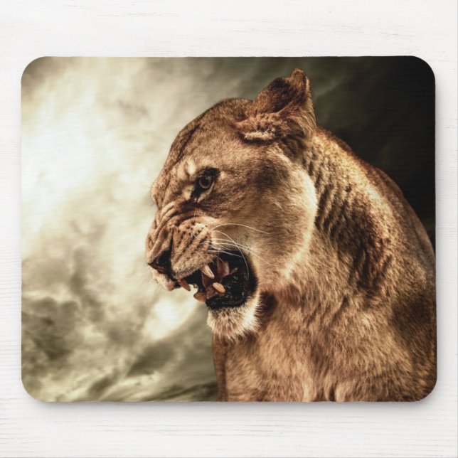 Mousepad Leoa rujir contra o céu tormentoso (Frente)