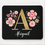 Mousepad Letra Dourada A Rosa Inicial Monograma Feminina<br><div class="desc">Uma bela e feminina pastilha floral cor-de-rosa, revestida de flores cor-de-rosa, e uma letra A de monograma dourada falsa, sobre fundo preto. Personalize o mouse pad adicionando seu nome abaixo do monograma. Faz um presente divertido para um amigo ou para uma dama de damas de honra. Projetado para você pelo...</div>
