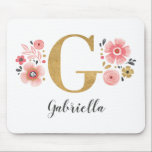 Mousepad Letra inicial rosa-Dourada G, monograma feminina<br><div class="desc">Uma bela e feminina pastilha floral cor-de-rosa, revestida de flores cor-de-rosa e com uma letra G de monograma dourada falsa. Personalize a pastilha do rato adicionando o seu nome por baixo do monograma. Faz um presente divertido para um amigo ou para uma dama de damas de honra. Projetado para você...</div>
