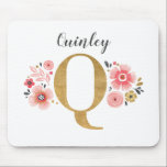 Mousepad Letra inicial rosa-Dourada Q, monograma feminina<br><div class="desc">Uma bela e feminina pastilha floral cor-de-rosa, revestida de flores cor-de-rosa e com uma letra Q de monograma falsa em ouro. Personalize a pastilha do rato adicionando o seu nome por baixo do monograma. Faz um presente divertido para um amigo ou para uma dama de damas de honra. Projetado para...</div>