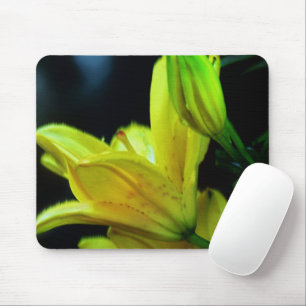 Mousepad Lily amarela com efeito eólico por Shirley Taylor