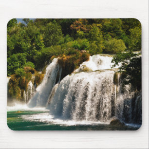 Mousepad Linda cachoeira e riachos na floresta